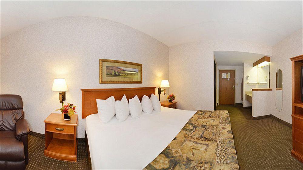 The Biltmore Hotel & Suites Main Avenue Fargo Exterior photo