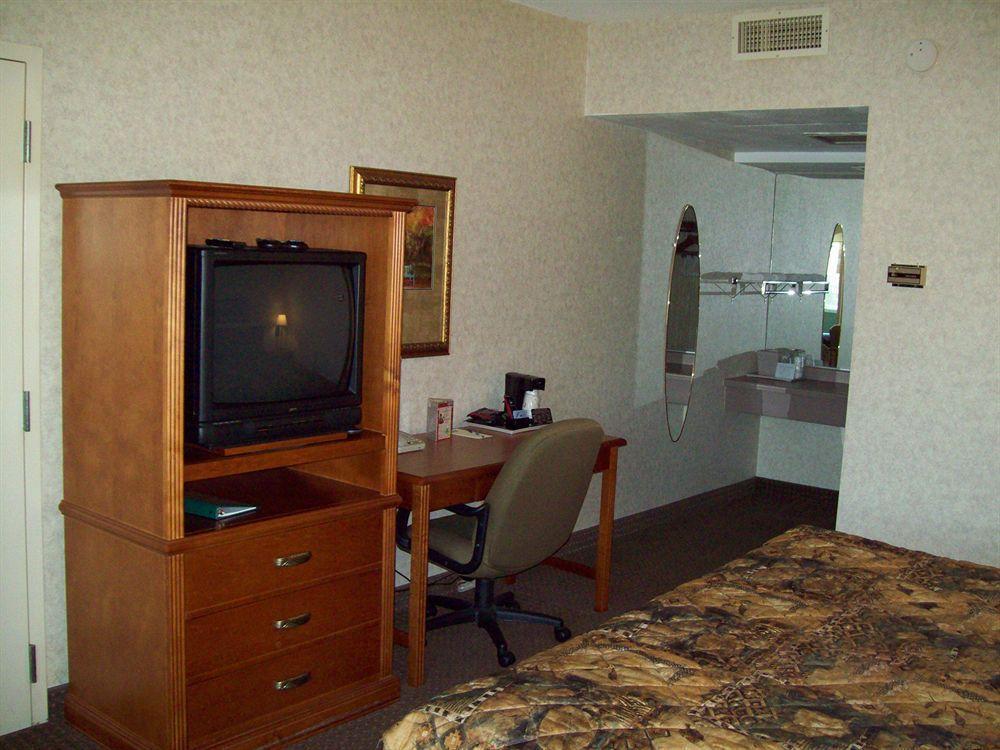 The Biltmore Hotel & Suites Main Avenue Fargo Exterior photo
