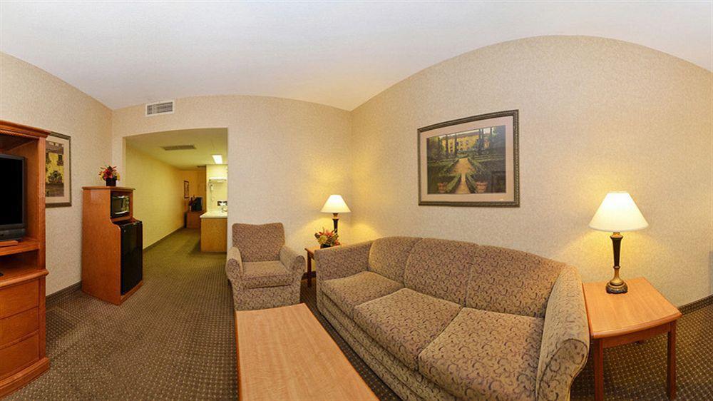 The Biltmore Hotel & Suites Main Avenue Fargo Exterior photo